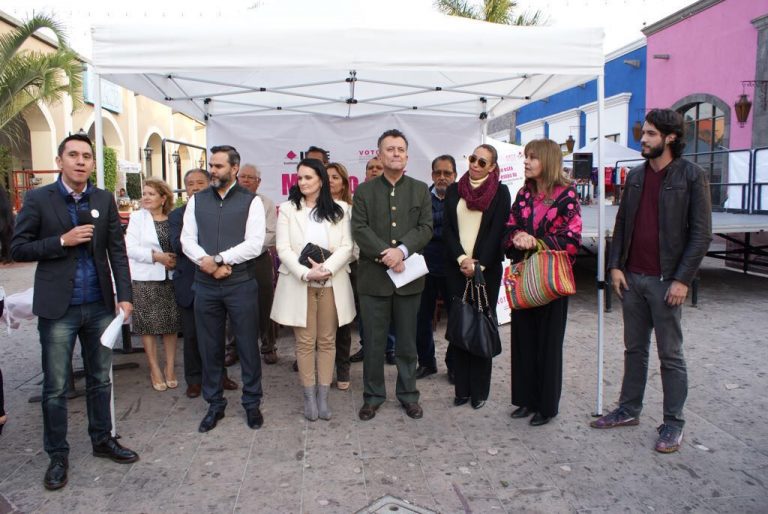 Develación del mural titulado "México está donde estas tu" de Alexander James Tadlock.
