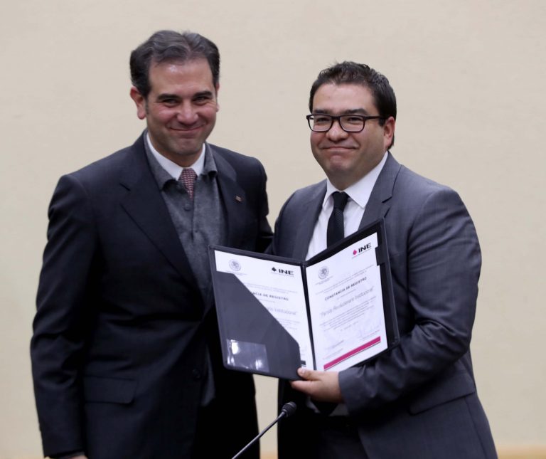 Entrega de constancia de registro al representante del PRI ante el Consejo General Alejandro Muñoz García.