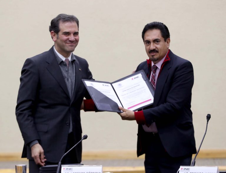 Entrega de constancia de registro al representante del PRD ante el Consejo General Camerino Eleazar Marquez Madrid.