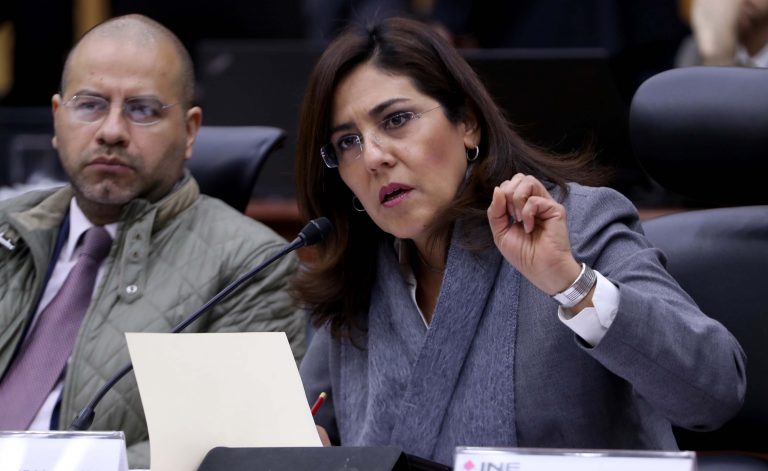 Roberto Ruíz Saldaña y Claudia Zavala  Pérez Consejera y Consejero Electorales.