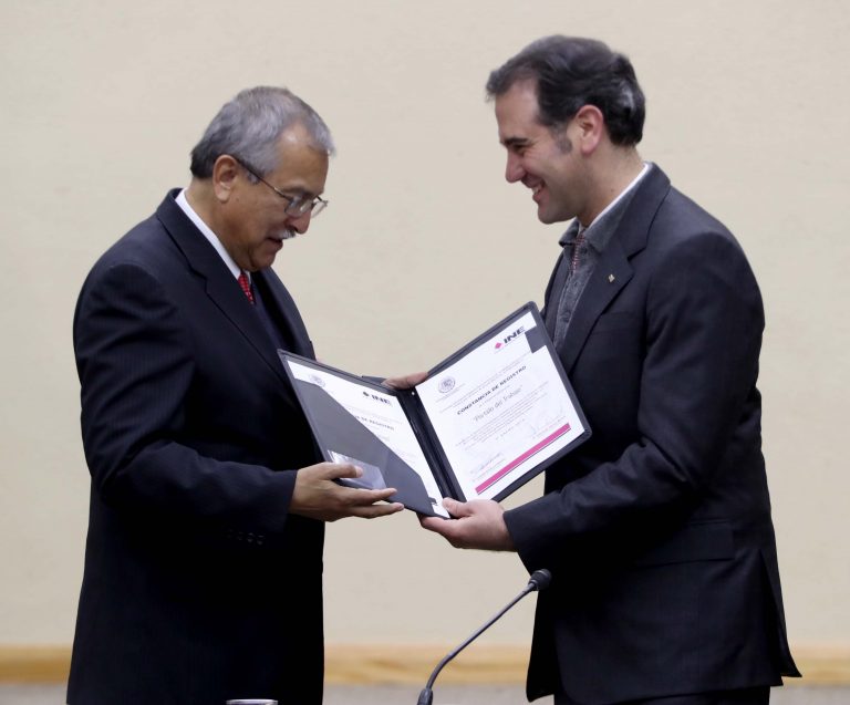 Entrega de constancia de registro al representante del PT ante el Consejo General, Pedro Vázquez González.