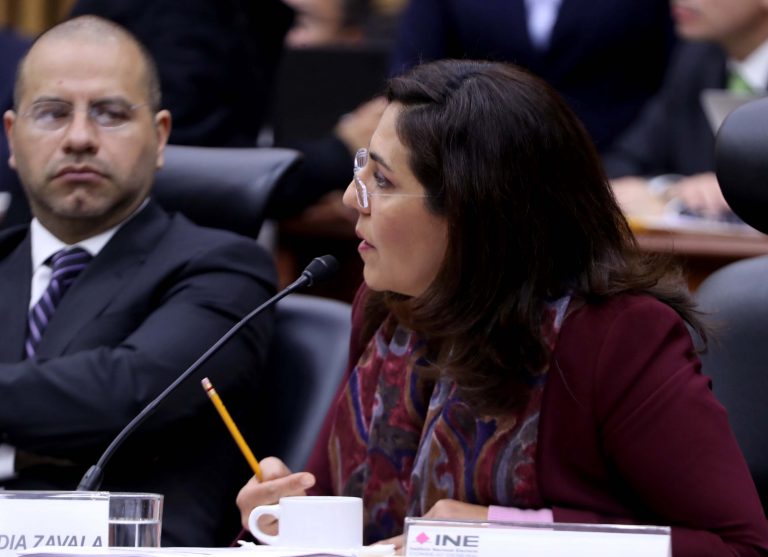 Roberto Ruíz Saldaña, Consejero Electoral y Clauida Zavala Pérez, Consejera Electoral.