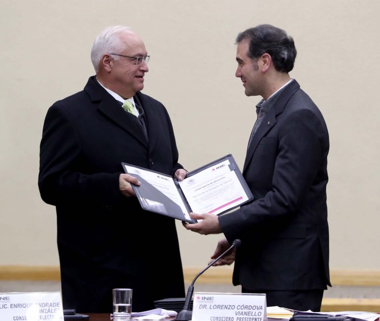 Entrega de constancia de registro al representante  del Partido Verde Ecologista  ante el Consejo General, Jorge Herrera Martínez.