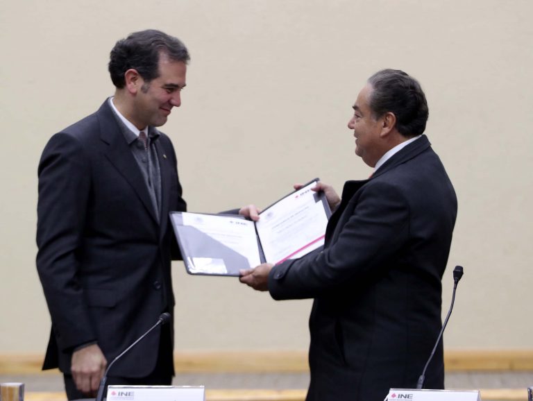 Entrega de constancia de registro  al representante  del Partido Movimiento Ciudadano ante el consejo General, Juan Miguel Castro Rendón.