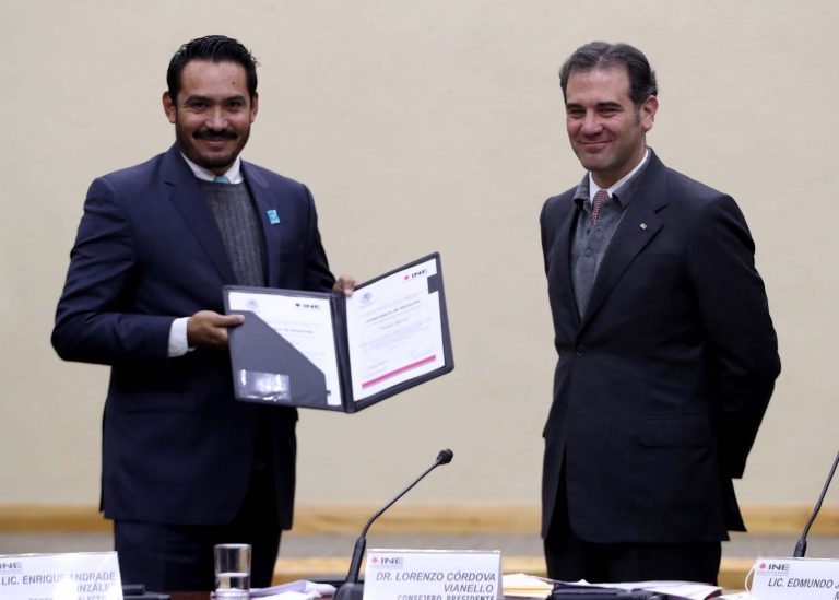 Entrega de constancia de registro  al representante  del Partido Nueva Alianza ante el Consejo General, Marco Alberto Macias Iglesias.