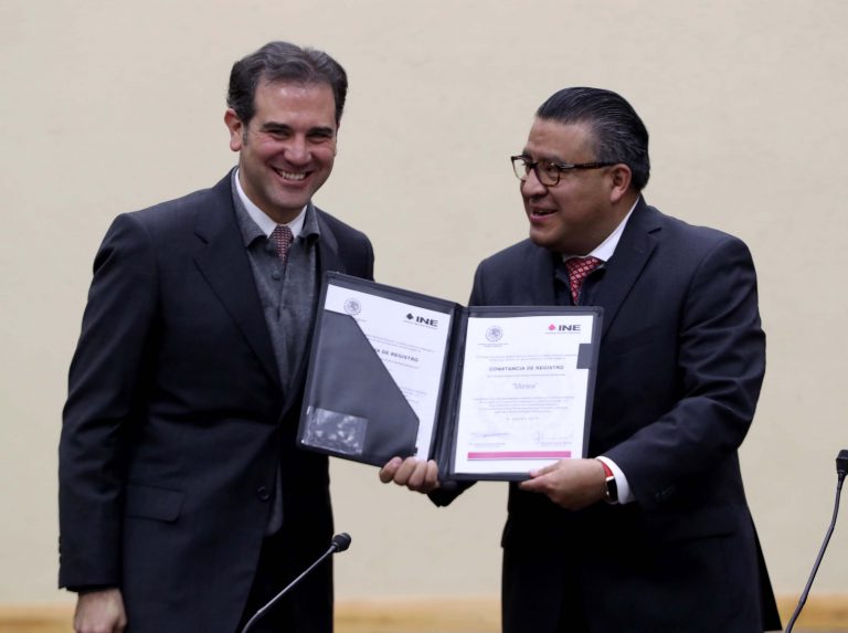 Entrega de constancia de registro  al representante  del Partido Morena ante el Consejo General, Horacio Duarte Olivares