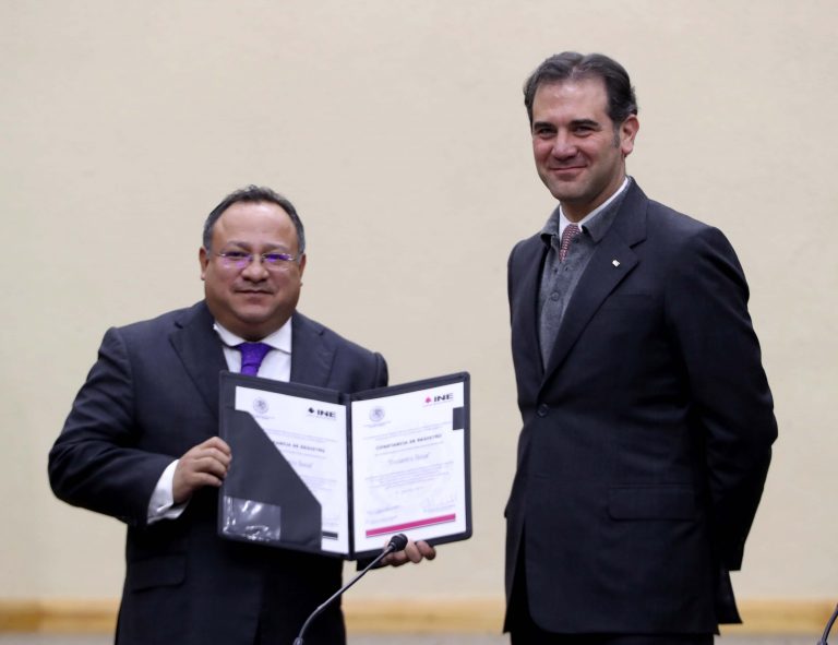 Entrega de constancia de registro  al representante  del Partido Encuentro Social ante el Consejo General, Berlin Rodriguez Soria.