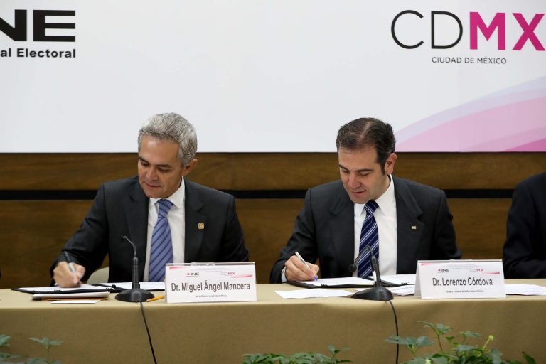 Firma de Convenio Miguel A. Mancera y Lorenzo Córdova Vianello