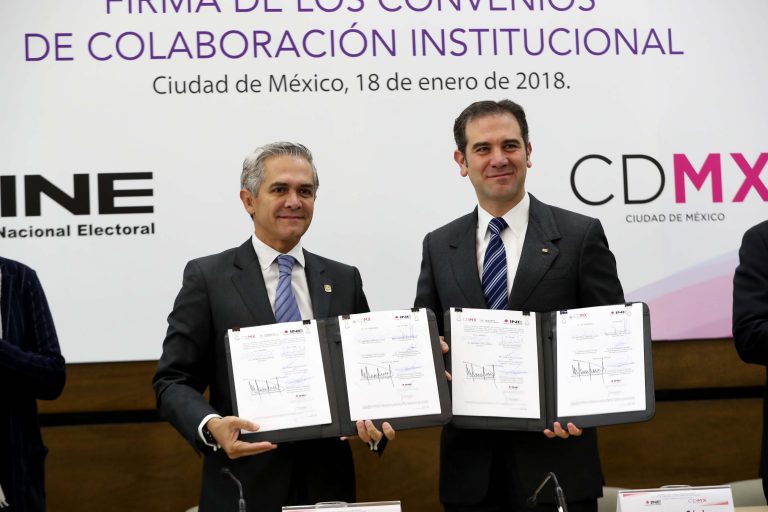 Firma de Convenio Miguel A. Mancera y Lorenzo Córdova Vianello