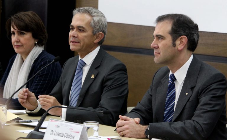 De izq. a der. Patricia Mercado  Sria de Gobierno. de la CDMX, Miguel A. Mancera y Lorenzo Córdova Vianello.