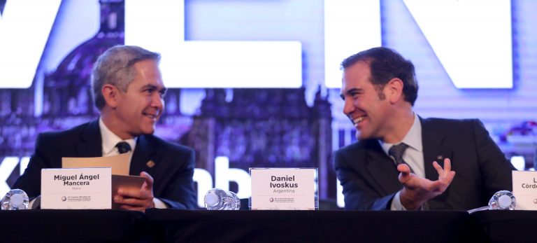 Miguel Ángel Mancera Jefe de Gobierno de la CDMX y Lorenzo Córdova Vianello, Consejero Presidente del INE en la  XII Cumbre Mundial de Comunicación Política.