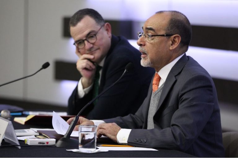 Fernando Escalante Gonzalbo, catedrático del Colegio de México y  Jaime Rivera Velázquez, Consejero Electoral del INE.