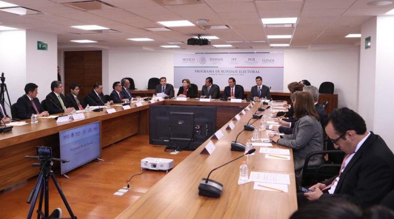 Firma de Adendum a Convenio entre Sedesol, PGR-FEPADE y SFP.