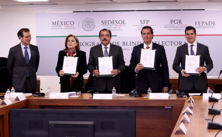 Lorenzo Córdova Vianello Consejero Presidente del INE, Arely Gómez González Titular de la Secretaría de la Función Pública, Eviel Pérez Magaña Titular de la Secretaria de Desarrollo Social, Alberto Elías Beltrán Subprocurador Jurídico y de Asuntos Internacionales, en suplencia del Procurador General de la República y  Héctor Marcos Díaz-Santana Castaños Titular de la Fiscalía Especializada en Delitos Electorales.