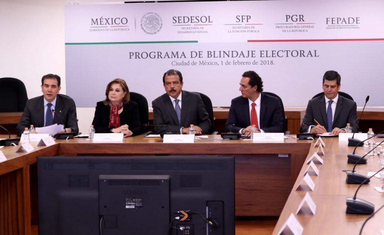 Lorenzo Córdova Vianello Consejero Presidente del INE, Arely Gómez González Titular de la Secretaría de la Función Pública, Eviel Pérez Magaña Titular de la Secretaria de Desarrollo Social, Alberto Elías Beltrán Subprocurador Jurídico y de Asuntos Internacionales, en suplencia del Procurador General de la República y  Héctor Marcos Díaz-Santana Castaños Titular de la Fiscalía Especializada en Delitos Electorales.