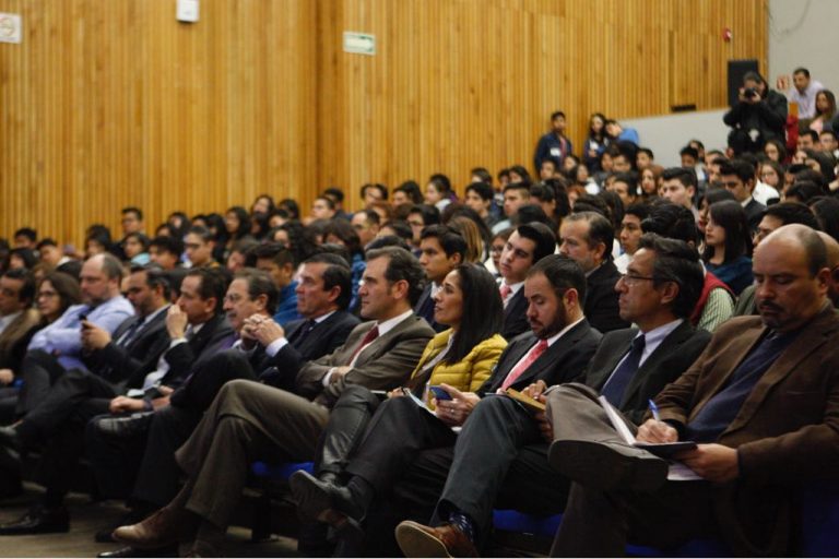 Conferencia Estacional "Senderos que se bifurcan: Reflexiones sobre Neoliberalismo y Democracia".