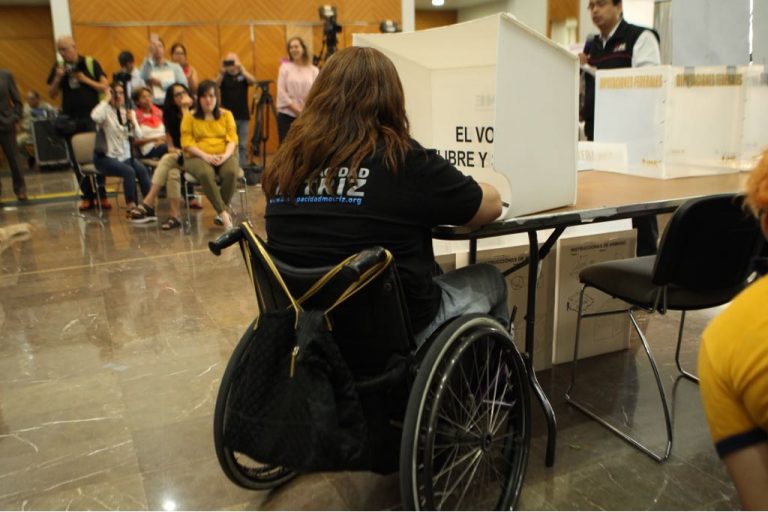 Simulacro de atención a personas con diferentes tipos de discapacidad en el módulo de atención ciudadana y en una casilla electoral.