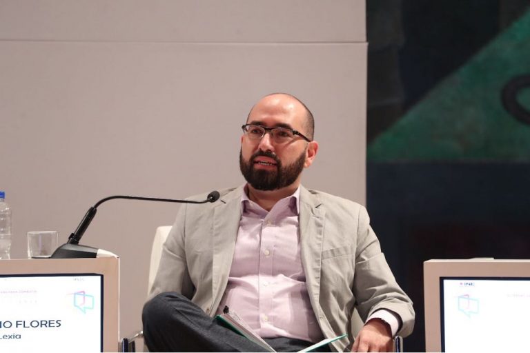 Caludio Flores, Lexia.