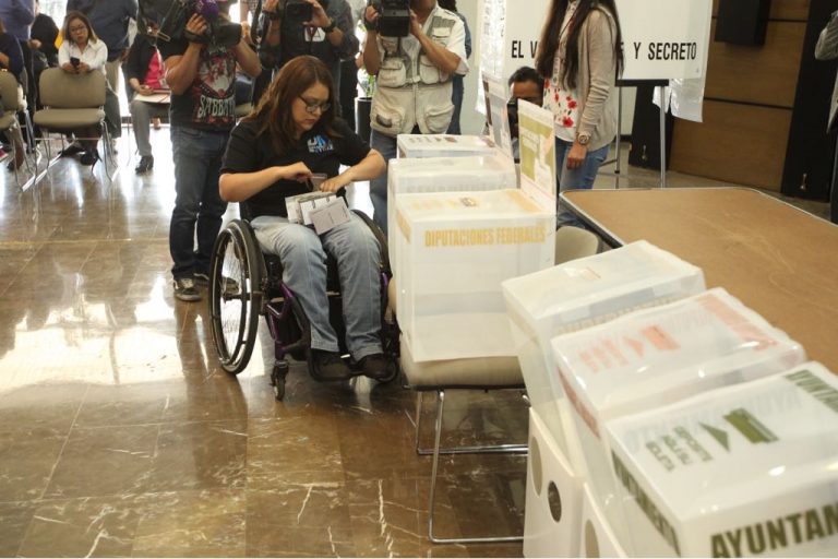 Simulacro de atención a personas con diferentes tipos de discapacidad en el módulo de atención ciudadana y en una casilla electoral.