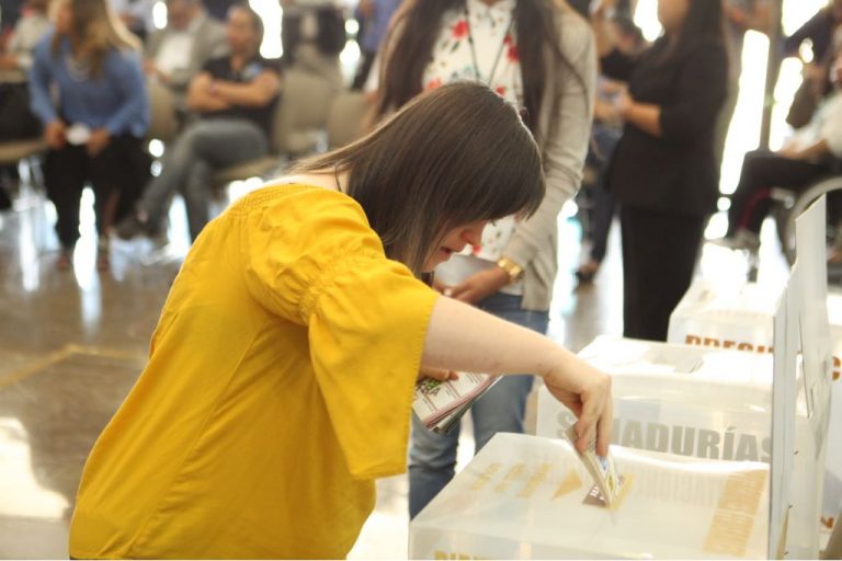 Simulacro de atención a personas con diferentes tipos de discapacidad en el módulo de atención ciudadana y en una casilla electoral.