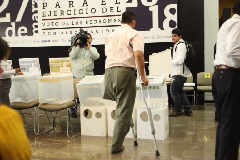 Simulacro de atención a personas con diferentes tipos de discapacidad en el módulo de atención ciudadana y en una casilla electoral.
