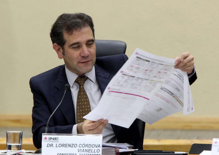 Lorenzo Córdova Vianello, Consejero Presidente con la muestra de las boletas electorales.