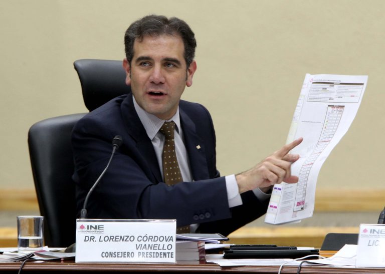 Lorenzo Córdova Vianello, Consejero Presidente con la muestra de las boletas electorales.