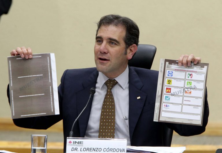 Lorenzo Córdova Vianello, Consejero Presidente con la muestra de las boletas electorales.