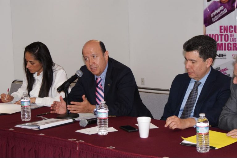 Enrique Andrade González, Consejero Electoral del INE y Mónica Maccise Duayhe, Directora de la Unidad Técnica de Igualdad de Género y No Discriminación, en el encuentro El voto de las mujeres migrantes, en los Ángeles California.