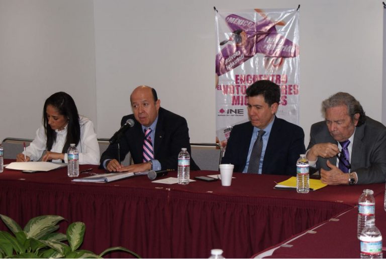 Enrique Andrade González, Consejero Electoral del INE y Mónica Maccise Duayhe, Directora de la Unidad Técnica de Igualdad de Género y No Discriminación, en el encuentro El voto de las mujeres migrantes, en los Ángeles California.