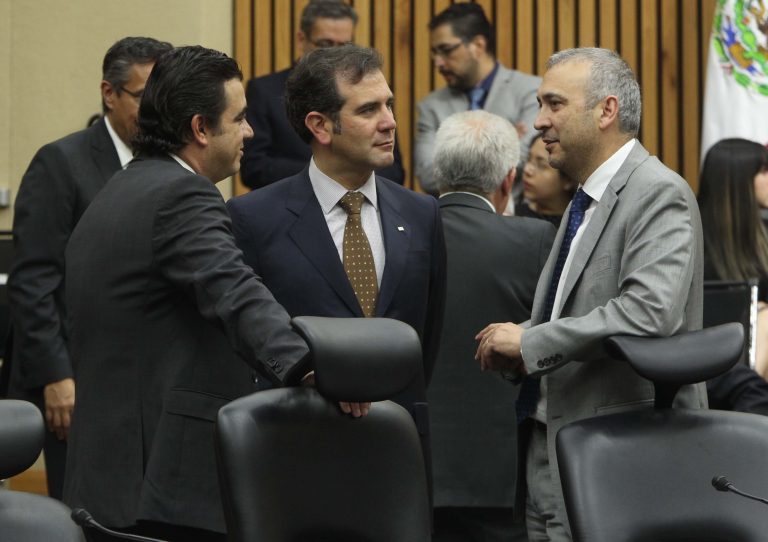 Patrico Ballados Director Ejecutivo de Prerrogativas y Partidos Políticos,  Lorenzo Córdova Vianello, Consejero Presidente del INE y Benito Nacif Hernández  Consejero Electoral.