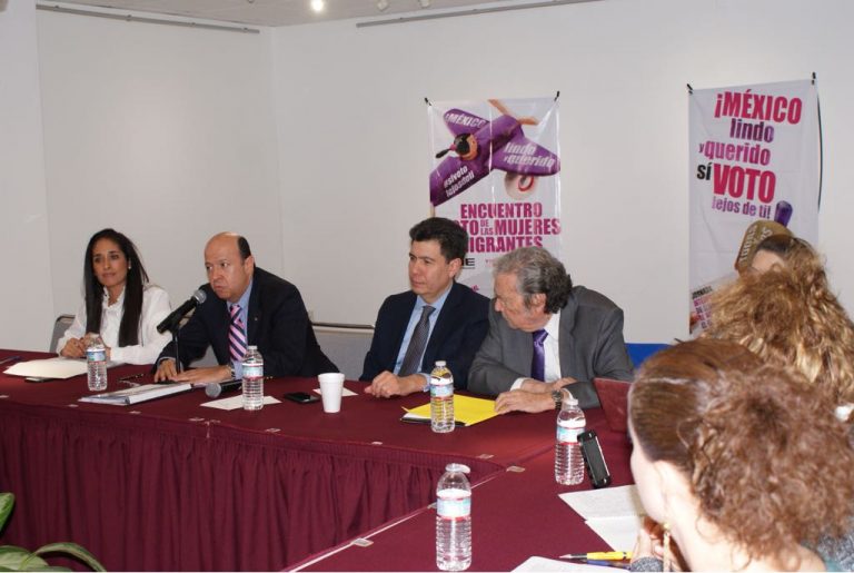 Enrique Andrade González, Consejero Electoral del INE y Mónica Maccise Duayhe, Directora de la Unidad Técnica de Igualdad de Género y No Discriminación, en el encuentro El voto de las mujeres migrantes, en los Ángeles California.