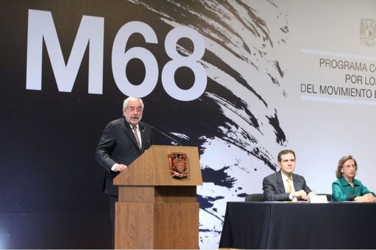 Enrique Graue Wiechers Rector de la UNAM  en el  Programa Conmemorativo por los 50 años del Movimiento Estudiantil de 1968.