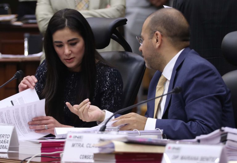 Dania Ravel cuevasy Roberto Ruíz SAldaña, Consejera y Consejero Electorales.