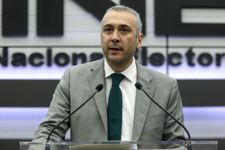 Benito Nacif Hernández, Consejero Electoral y  Presidente de la Comisión de Prerrogativas y Partidos Políticos.