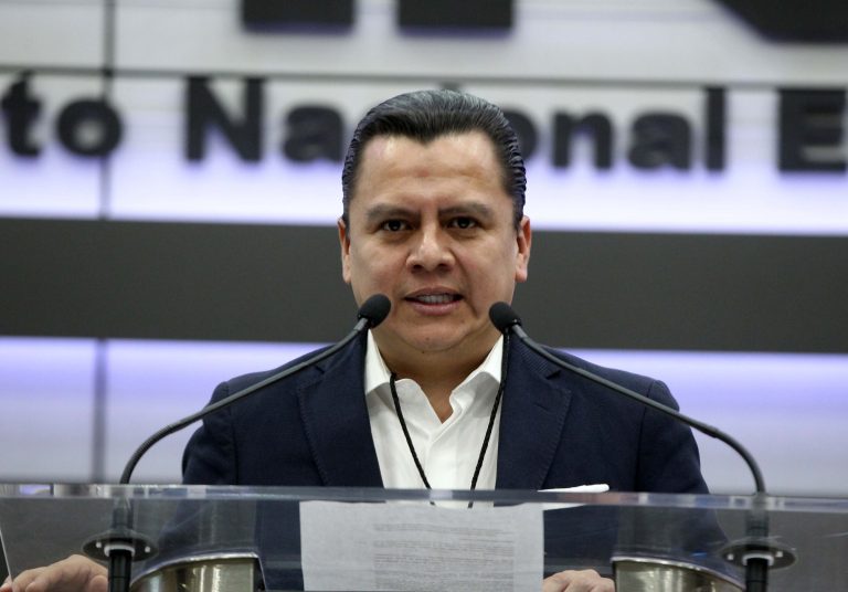 Presidente del Partido de la Revolución Democrática Manuel Granados.