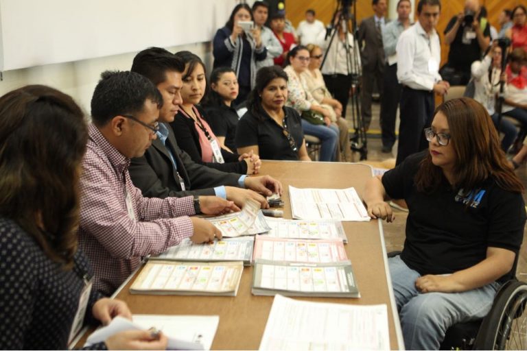 Simulacro de atención a personas con diferentes tipos de discapacidad en el módulo de atención ciudadana y en una casilla electoral.