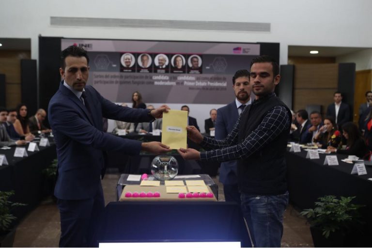 Raúl Ramírez representante de Azucena Uresti moderadora.