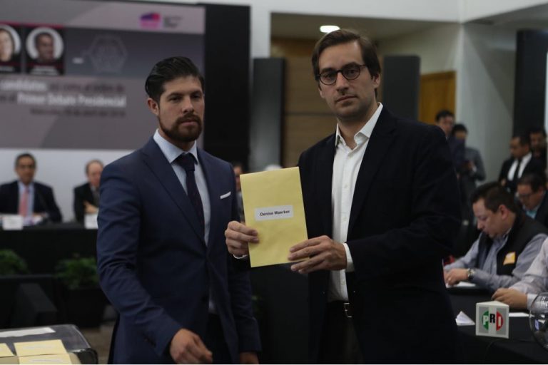 Luis Pablo Beauregard representante de Denise Maerker moderadora.