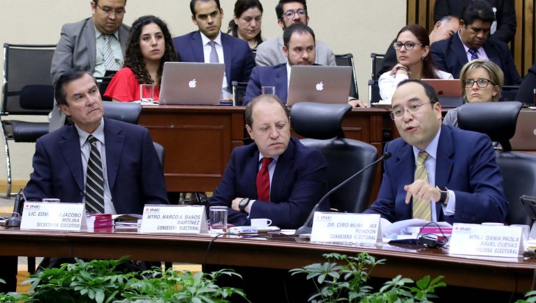 De izq. a der. Secretario Ejecutivo Edmundo Jacobo Molina , Consejero Electoral Marco Antonio Baños Martínez  y Consejero Electoral Ciro Murayama Rendón