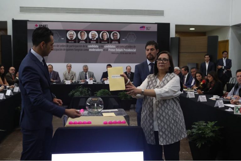 Bertha Pantoja representante de Sergio Sarmiento moderador.