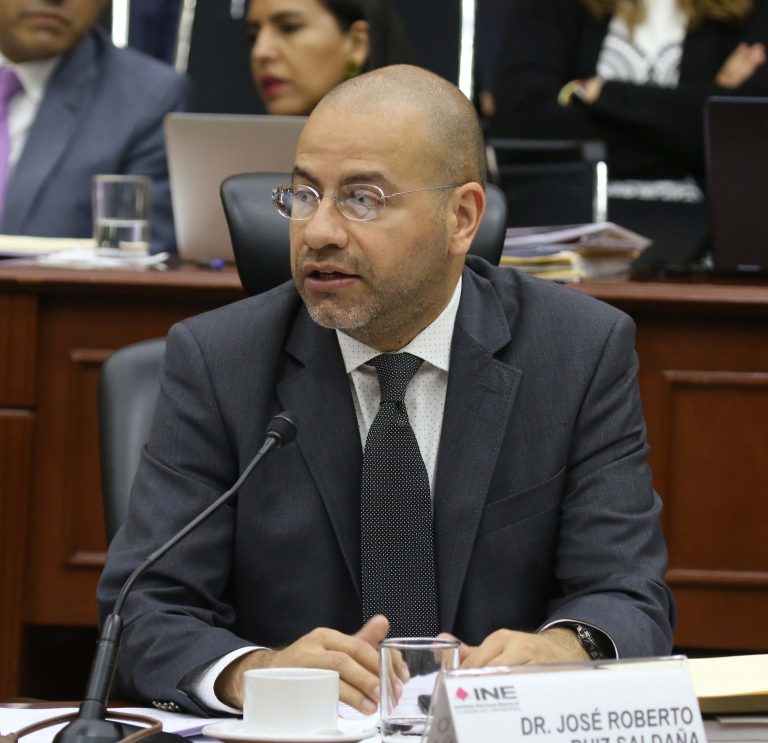 Roberto Ruíz Saldaña,  Consejero Electoral.