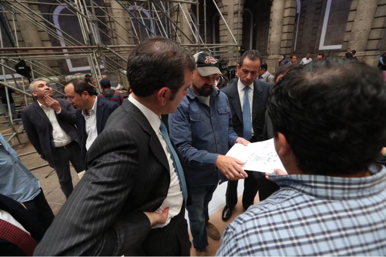 Lorenzo Córdova Vianello Consejero Presidente del INE y Benito Nacif, Consejero Electoral en los preparativos del set televisivo para el Primer Debate Presidencial.
