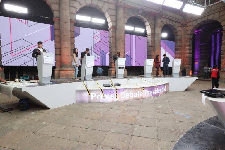 Segundo día de preparativos del set televisivo para el Primer Debate Presidencial, que será utilizado el próximo domingo 22 de abril a las 20 horas en el Palacio de Minería.