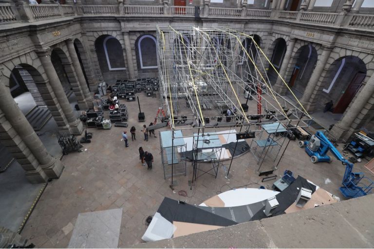 Preparativos del set televisivo para el Primer Debate Presidencial que será utilizado el próximo domingo 22 de abril a las 20 horas en el Palacio de Minería.