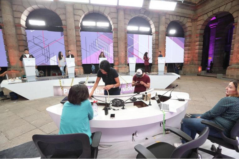 Segundo día de preparativos del set televisivo para el Primer Debate Presidencial, que será utilizado el próximo domingo 22 de abril a las 20 horas en el Palacio de Minería.