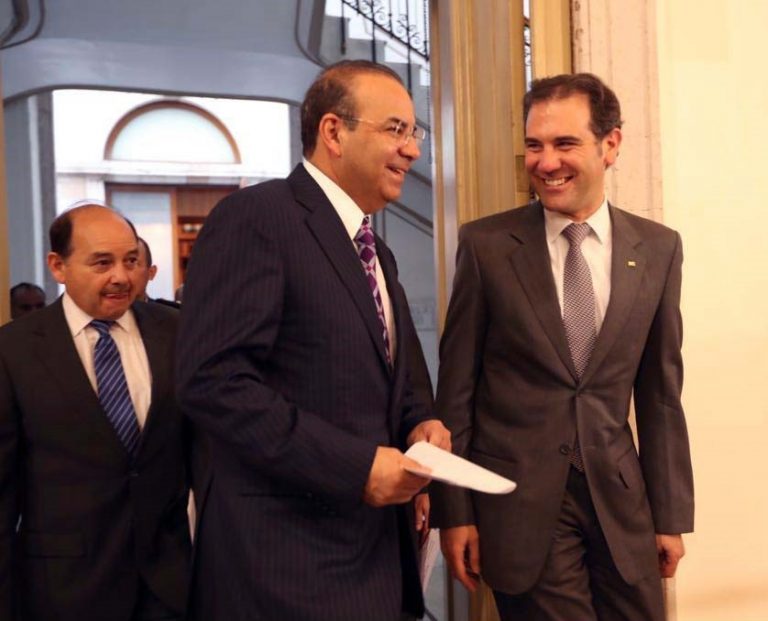 Alfonso Navarrete Prida, Secretario de Gobernación y  Lorenzo Córdova Vianello, Consejero Presidente del INE en la  Presentación del Protocolo de Protección Personal para los Candidatos a la Presidencia de la República SEGOB-INE.