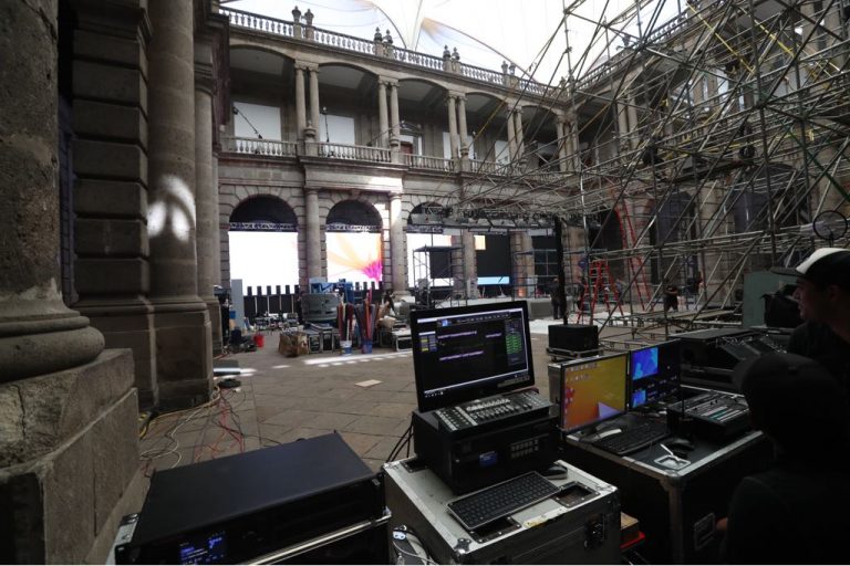 Preparativos del set televisivo para el Primer Debate Presidencial que será utilizado el próximo domingo 22 de abril a las 20 horas en el Palacio de Minería.