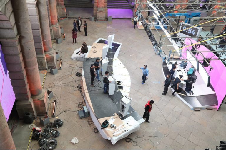 Segundo día de preparativos del set televisivo para el Primer Debate Presidencial, que será utilizado el próximo domingo 22 de abril a las 20 horas en el Palacio de Minería.