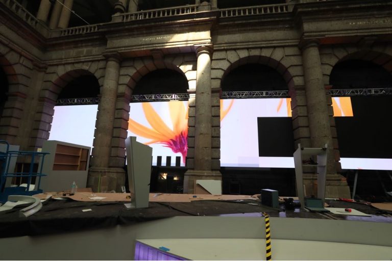 Preparativos del set televisivo para el Primer Debate Presidencial que será utilizado el próximo domingo 22 de abril a las 20 horas en el Palacio de Minería.